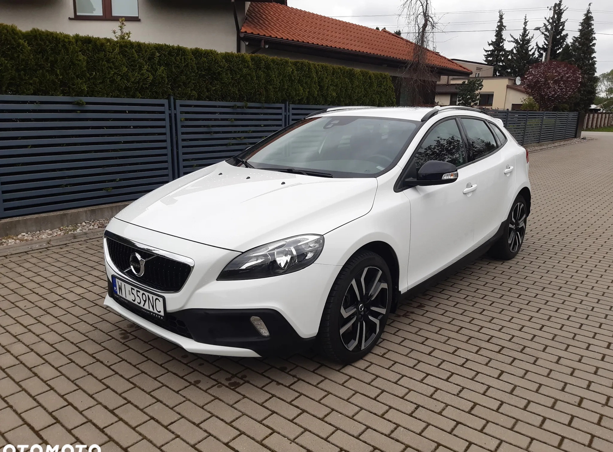 Volvo V40 cena 55000 przebieg: 173000, rok produkcji 2017 z Warszawa małe 79